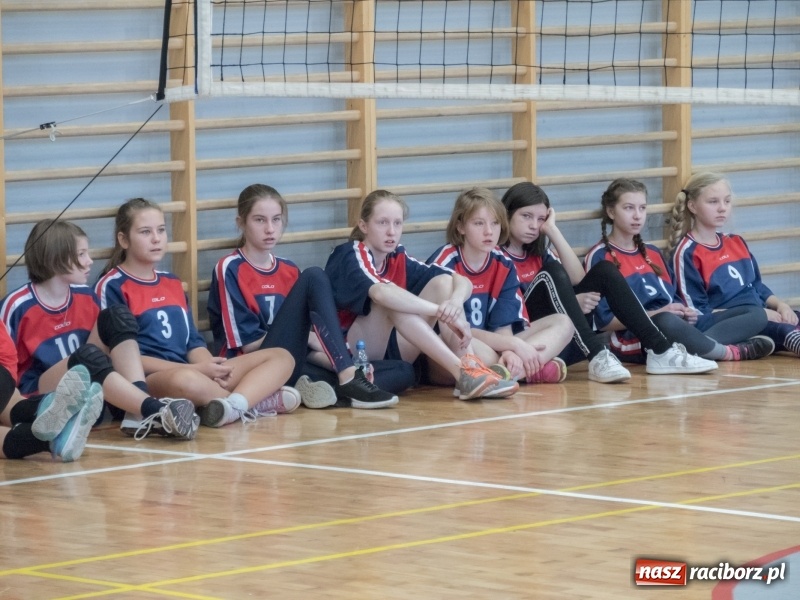 Zdjęcie w galerii na portalu naszraciborz.pl: Mikołajkowy Turniej Dwójek Siatkarskich Dziewcząt w raciborskim MOS-ie wiadomości z regionu