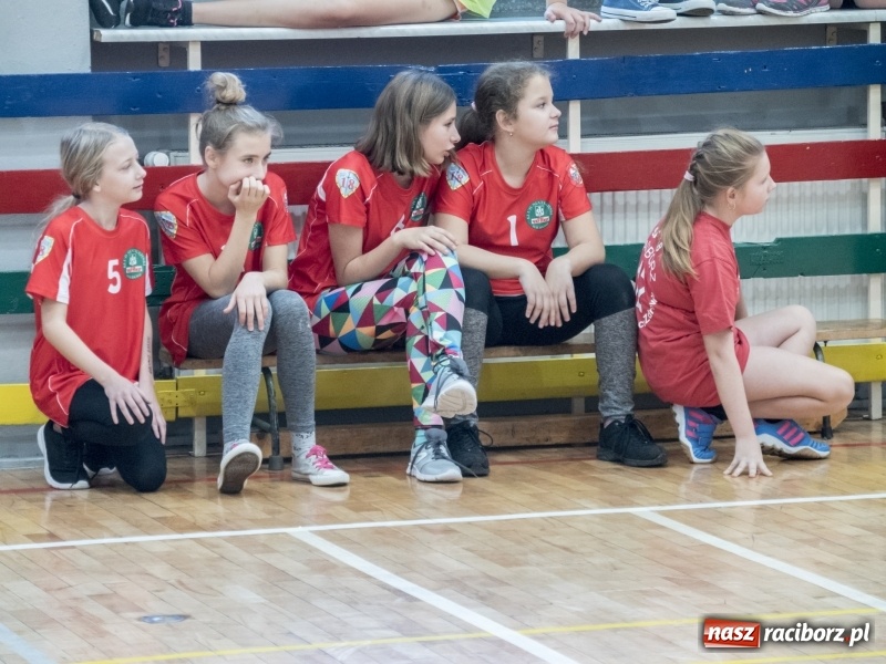 Zdjęcie w galerii na portalu naszraciborz.pl: Mikołajkowy Turniej Dwójek Siatkarskich Dziewcząt w raciborskim MOS-ie wiadomości z regionu