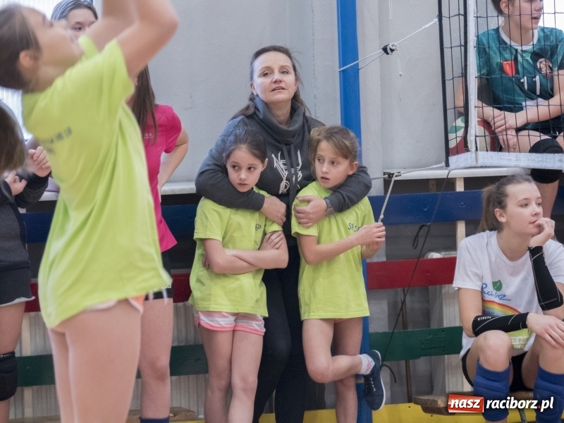Zdjęcie w galerii na portalu naszraciborz.pl: Mikołajkowy Turniej Dwójek Siatkarskich Dziewcząt w raciborskim MOS-ie wiadomości z regionu