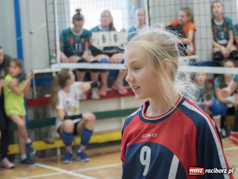 Zdjęcie w galerii na portalu naszraciborz.pl: Mikołajkowy Turniej Dwójek Siatkarskich Dziewcząt w raciborskim MOS-ie wiadomości z regionu