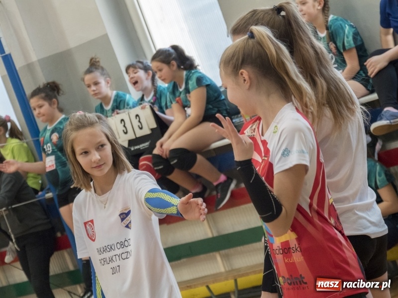 Zdjęcie w galerii na portalu naszraciborz.pl: Mikołajkowy Turniej Dwójek Siatkarskich Dziewcząt w raciborskim MOS-ie wiadomości z regionu