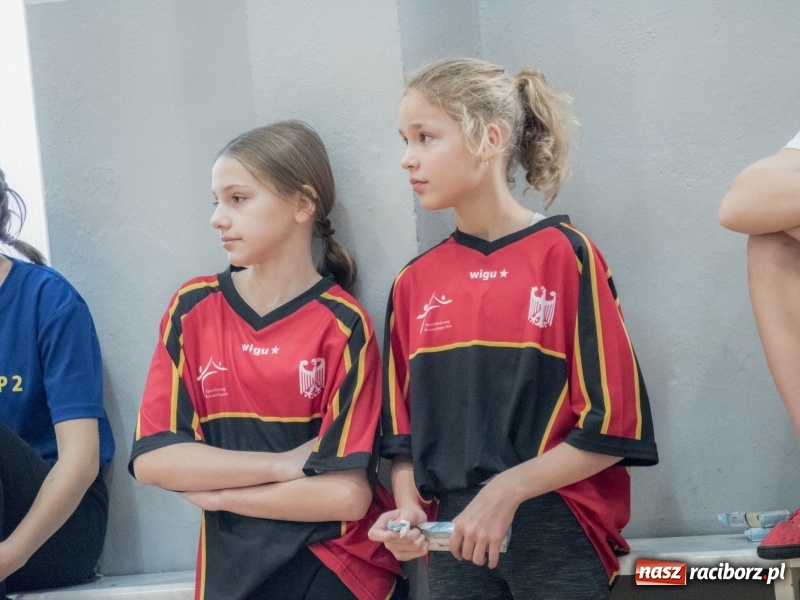 Zdjęcie w galerii na portalu naszraciborz.pl: Mikołajkowy Turniej Dwójek Siatkarskich Dziewcząt w raciborskim MOS-ie wiadomości z regionu