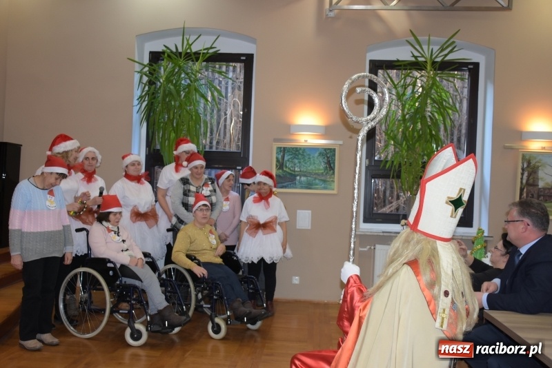 Zdjęcie w galerii na portalu naszraciborz.pl: 6 grudnia jak sami wiecie święty Mikołaj chodzi po świecie... wiadomości z regionu