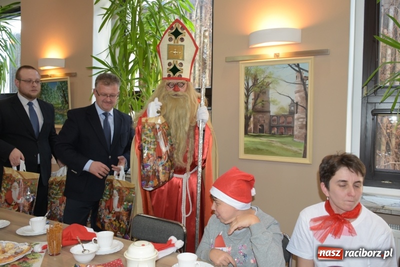 Zdjęcie w galerii na portalu naszraciborz.pl: 6 grudnia jak sami wiecie święty Mikołaj chodzi po świecie... wiadomości z regionu