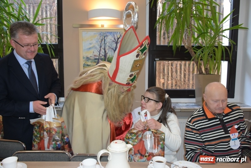 Zdjęcie w galerii na portalu naszraciborz.pl: 6 grudnia jak sami wiecie święty Mikołaj chodzi po świecie... wiadomości z regionu