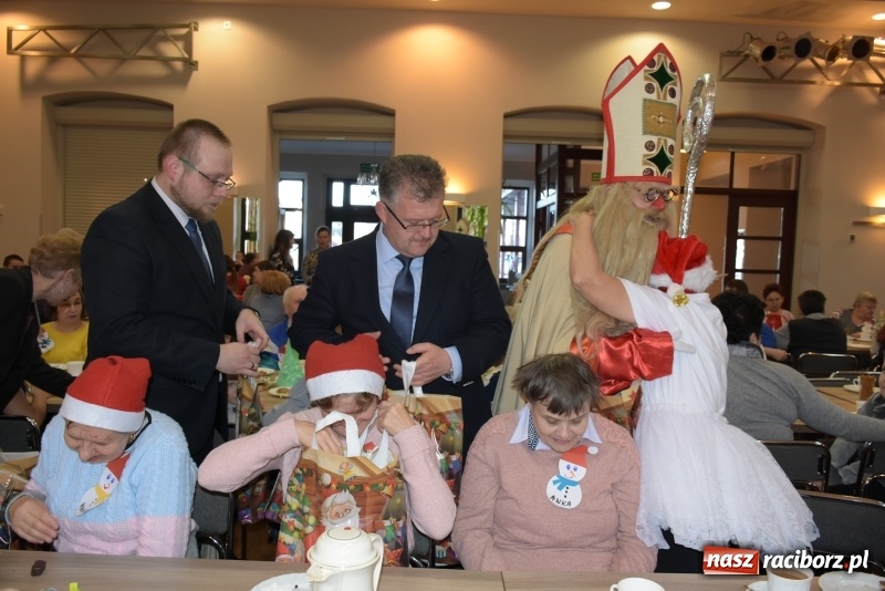 Zdjęcie w galerii na portalu naszraciborz.pl: 6 grudnia jak sami wiecie święty Mikołaj chodzi po świecie... wiadomości z regionu