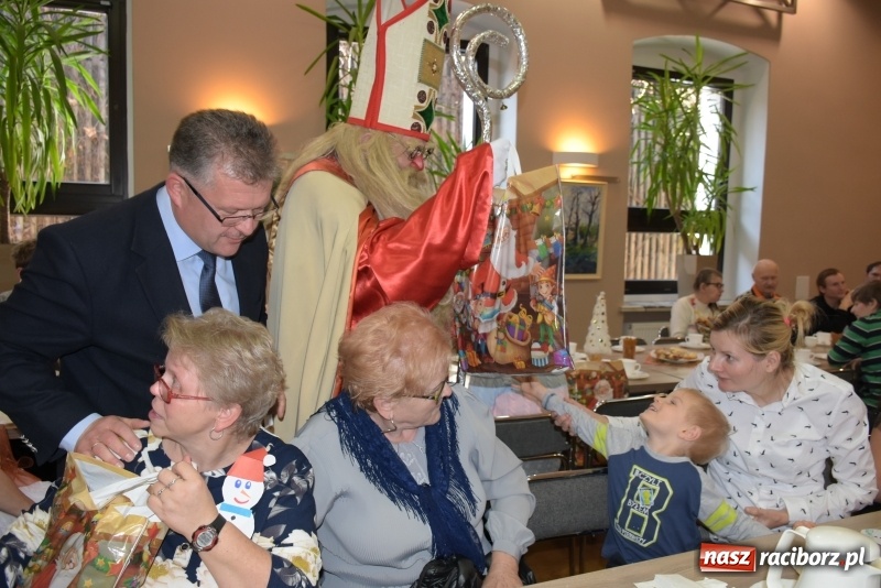 Zdjęcie w galerii na portalu naszraciborz.pl: 6 grudnia jak sami wiecie święty Mikołaj chodzi po świecie... wiadomości z regionu