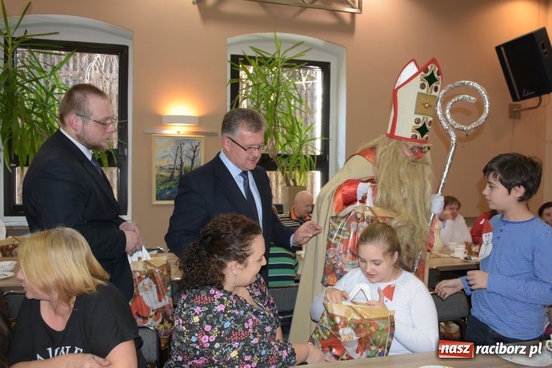 Zdjęcie w galerii na portalu naszraciborz.pl: 6 grudnia jak sami wiecie święty Mikołaj chodzi po świecie... wiadomości z regionu