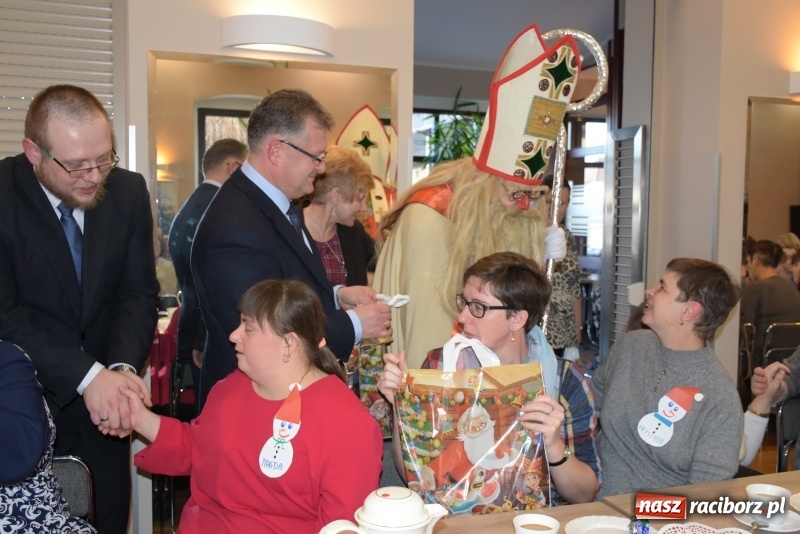 Zdjęcie w galerii na portalu naszraciborz.pl: 6 grudnia jak sami wiecie święty Mikołaj chodzi po świecie... wiadomości z regionu
