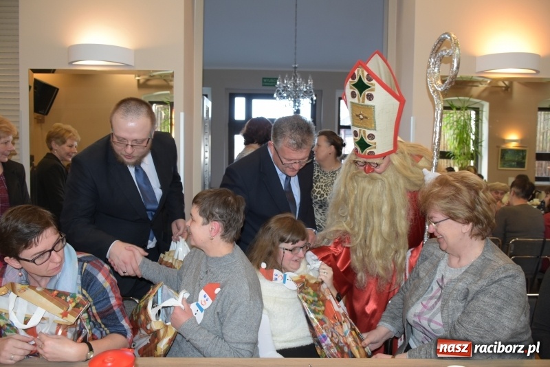 Zdjęcie w galerii na portalu naszraciborz.pl: 6 grudnia jak sami wiecie święty Mikołaj chodzi po świecie... wiadomości z regionu