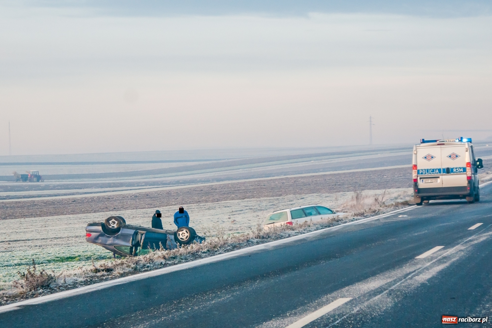 Zdjęcie w galerii na portalu naszraciborz.pl: Mercedes dachował na trasie Racibórz-Pietrowice Wielkie  wiadomości z regionu