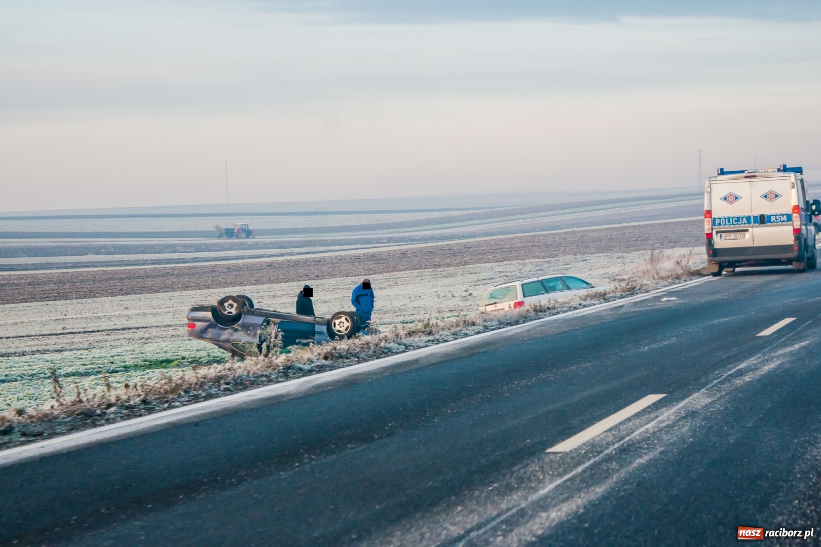 Zdjęcie w galerii na portalu naszraciborz.pl: Mercedes dachował na trasie Racibórz-Pietrowice Wielkie  wiadomości z regionu