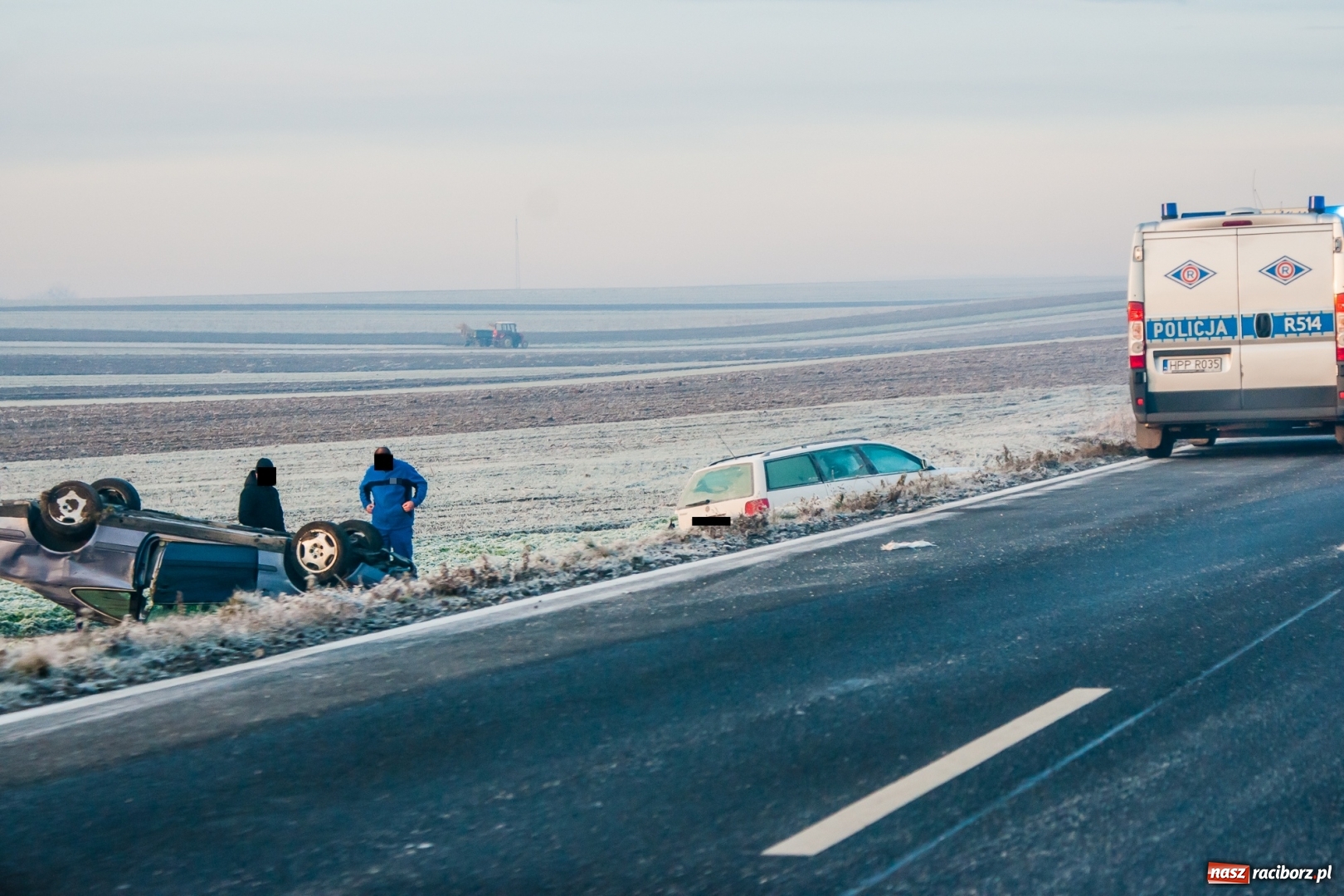 Zdjęcie w galerii na portalu naszraciborz.pl: Mercedes dachował na trasie Racibórz-Pietrowice Wielkie  wiadomości z regionu