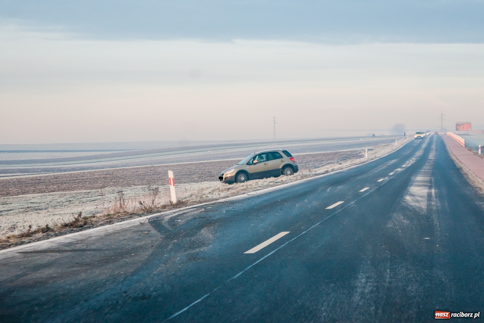 Zdjęcie w galerii na portalu naszraciborz.pl: Mercedes dachował na trasie Racibórz-Pietrowice Wielkie  wiadomości z regionu