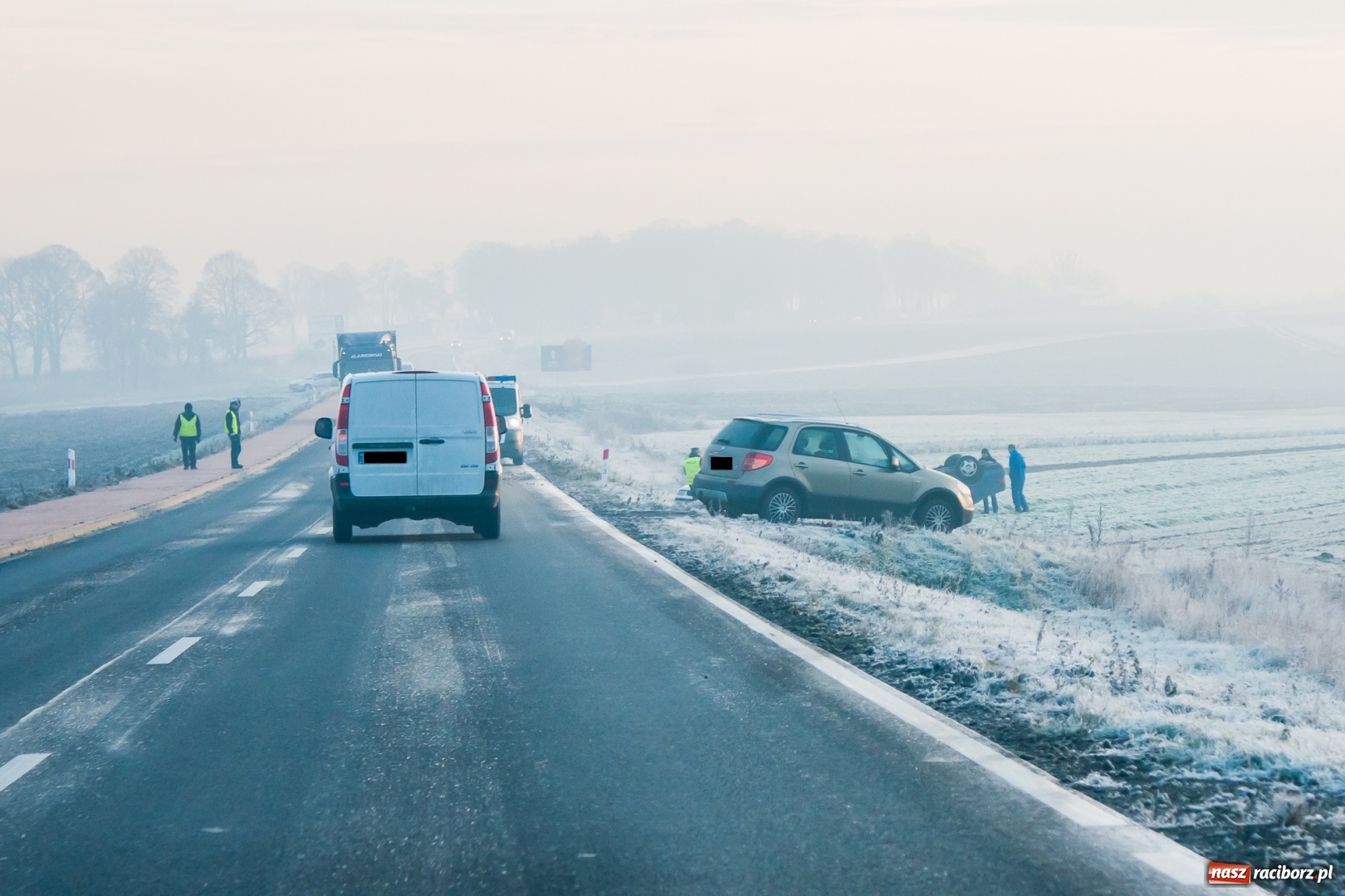 Zdjęcie w galerii na portalu naszraciborz.pl: Mercedes dachował na trasie Racibórz-Pietrowice Wielkie  wiadomości z regionu