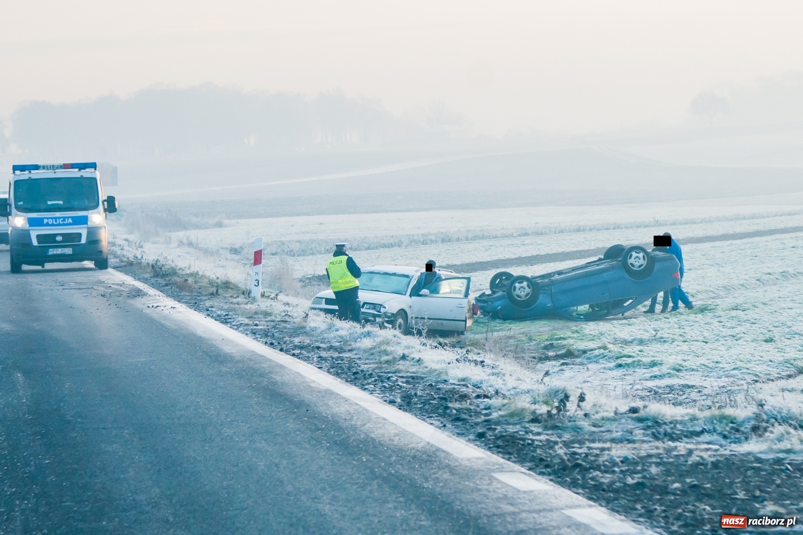 Zdjęcie w galerii na portalu naszraciborz.pl: Mercedes dachował na trasie Racibórz-Pietrowice Wielkie  wiadomości z regionu