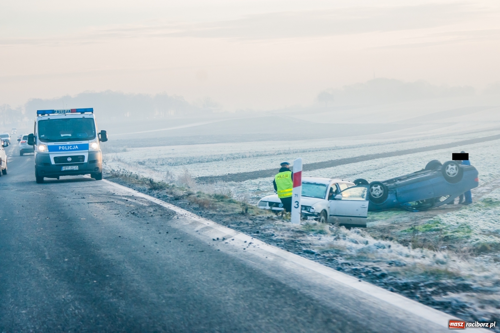 Zdjęcie w galerii na portalu naszraciborz.pl: Mercedes dachował na trasie Racibórz-Pietrowice Wielkie  wiadomości z regionu