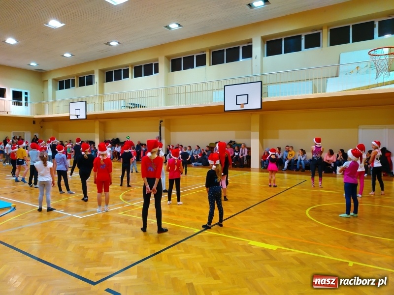 Zdjęcie w galerii na portalu naszraciborz.pl: Gimnastyczno-akrobatyczne spotkanie z Mikołajem w ZSOMS wiadomości z regionu