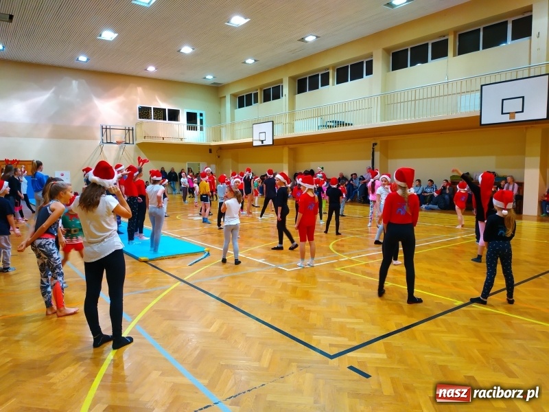 Zdjęcie w galerii na portalu naszraciborz.pl: Gimnastyczno-akrobatyczne spotkanie z Mikołajem w ZSOMS wiadomości z regionu