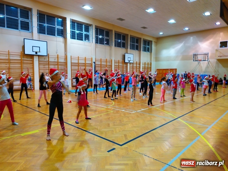 Zdjęcie w galerii na portalu naszraciborz.pl: Gimnastyczno-akrobatyczne spotkanie z Mikołajem w ZSOMS wiadomości z regionu