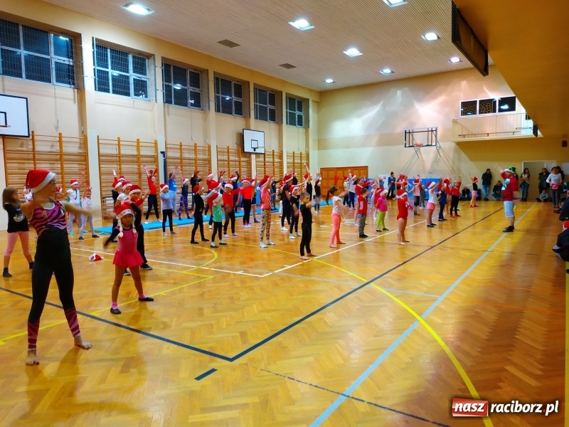 Zdjęcie w galerii na portalu naszraciborz.pl: Gimnastyczno-akrobatyczne spotkanie z Mikołajem w ZSOMS wiadomości z regionu