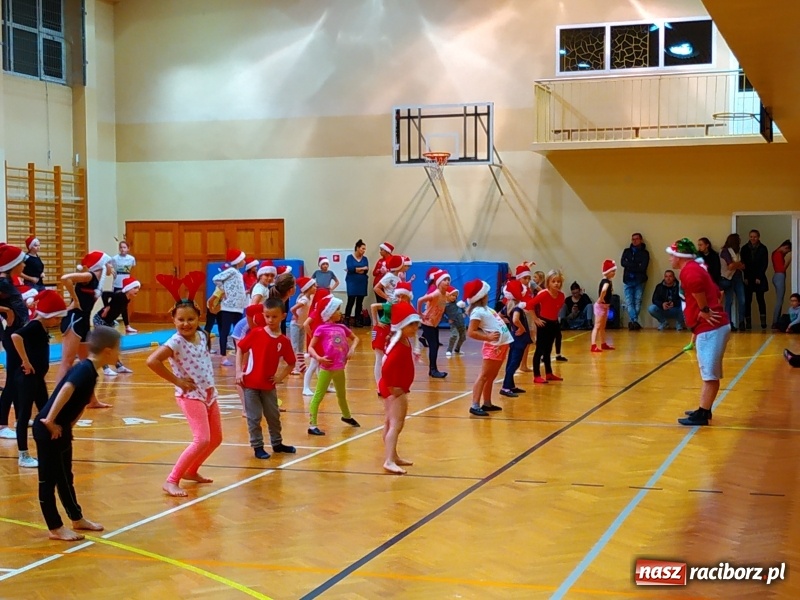 Zdjęcie w galerii na portalu naszraciborz.pl: Gimnastyczno-akrobatyczne spotkanie z Mikołajem w ZSOMS wiadomości z regionu
