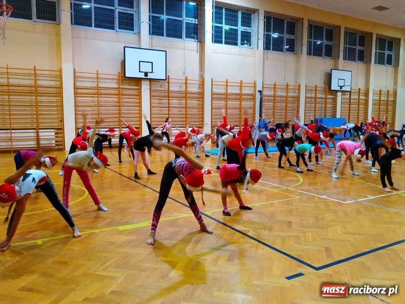Zdjęcie w galerii na portalu naszraciborz.pl: Gimnastyczno-akrobatyczne spotkanie z Mikołajem w ZSOMS wiadomości z regionu