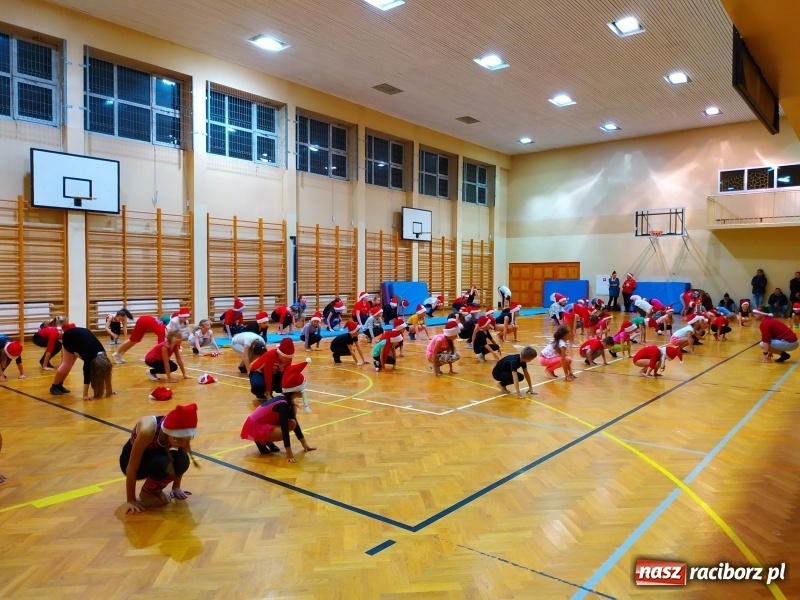 Zdjęcie w galerii na portalu naszraciborz.pl: Gimnastyczno-akrobatyczne spotkanie z Mikołajem w ZSOMS wiadomości z regionu