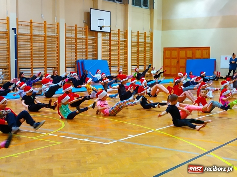 Zdjęcie w galerii na portalu naszraciborz.pl: Gimnastyczno-akrobatyczne spotkanie z Mikołajem w ZSOMS wiadomości z regionu