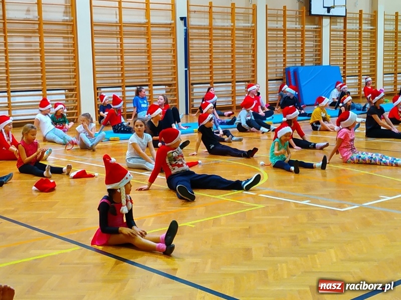Zdjęcie w galerii na portalu naszraciborz.pl: Gimnastyczno-akrobatyczne spotkanie z Mikołajem w ZSOMS wiadomości z regionu