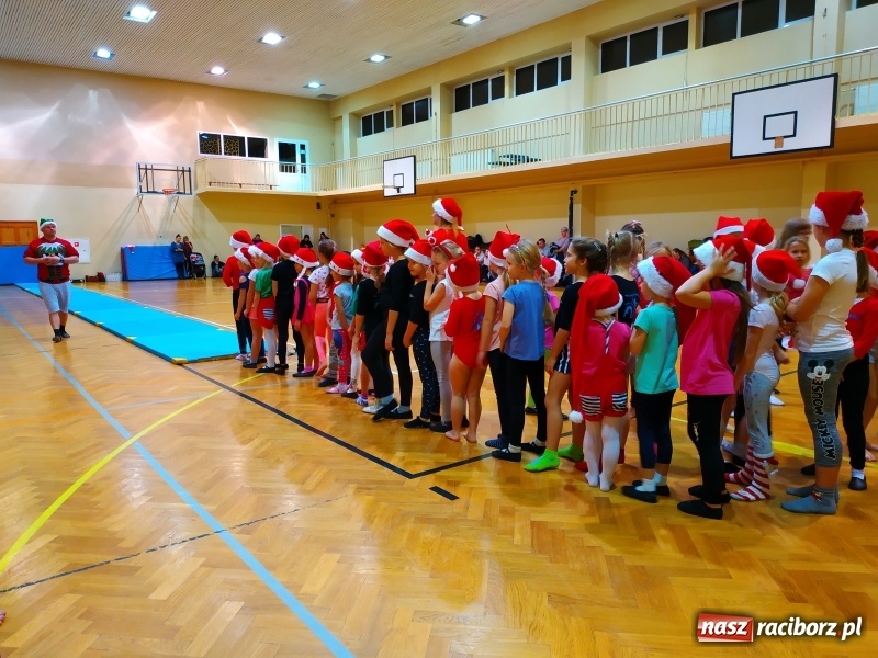 Zdjęcie w galerii na portalu naszraciborz.pl: Gimnastyczno-akrobatyczne spotkanie z Mikołajem w ZSOMS wiadomości z regionu
