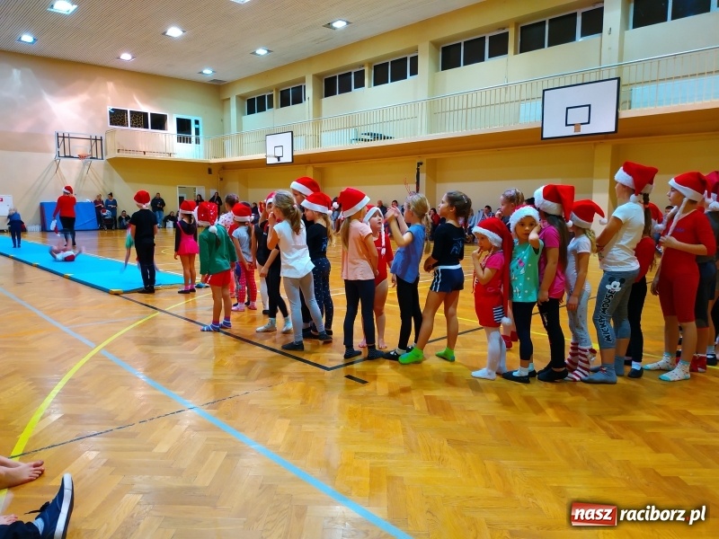 Zdjęcie w galerii na portalu naszraciborz.pl: Gimnastyczno-akrobatyczne spotkanie z Mikołajem w ZSOMS wiadomości z regionu