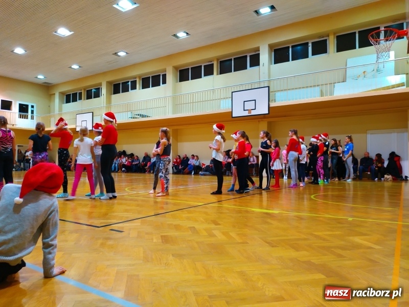 Zdjęcie w galerii na portalu naszraciborz.pl: Gimnastyczno-akrobatyczne spotkanie z Mikołajem w ZSOMS wiadomości z regionu