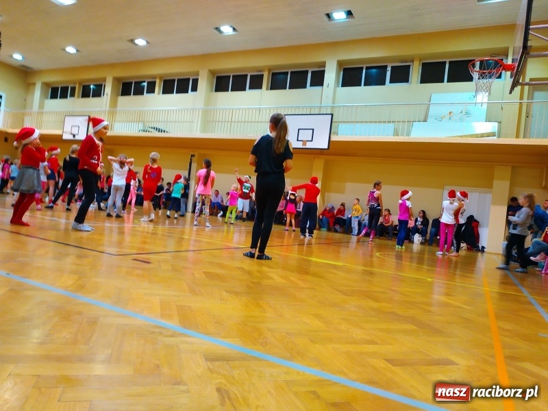 Zdjęcie w galerii na portalu naszraciborz.pl: Gimnastyczno-akrobatyczne spotkanie z Mikołajem w ZSOMS wiadomości z regionu