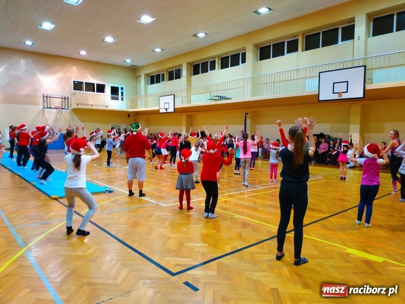 Zdjęcie w galerii na portalu naszraciborz.pl: Gimnastyczno-akrobatyczne spotkanie z Mikołajem w ZSOMS wiadomości z regionu