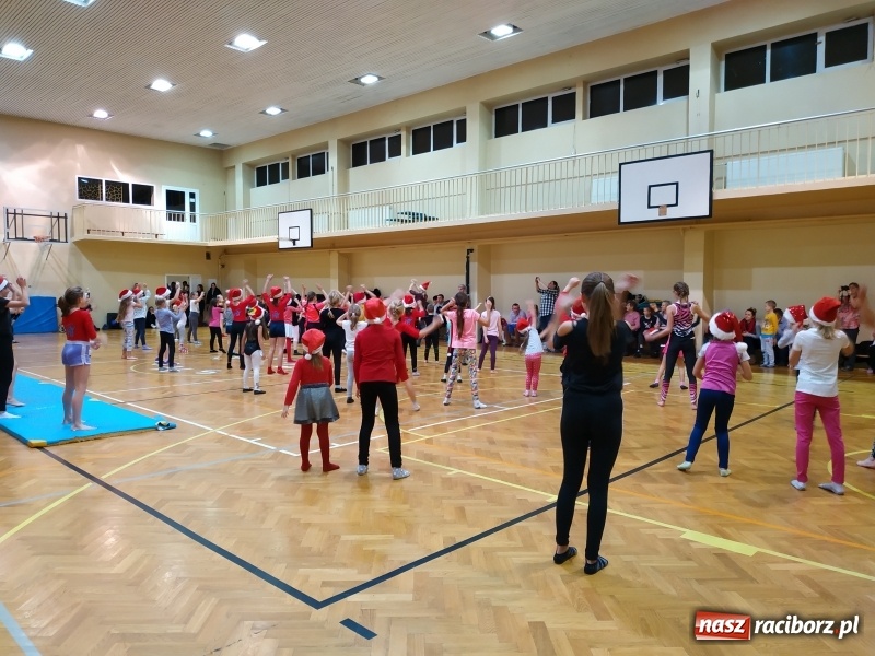 Zdjęcie w galerii na portalu naszraciborz.pl: Gimnastyczno-akrobatyczne spotkanie z Mikołajem w ZSOMS wiadomości z regionu