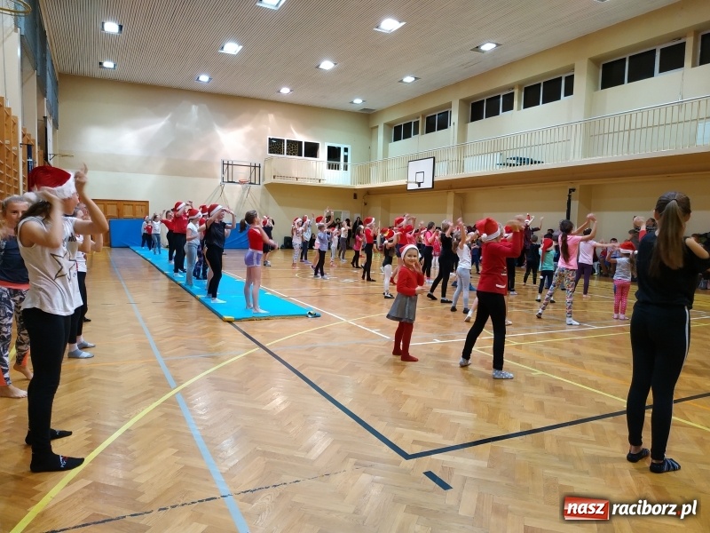 Zdjęcie w galerii na portalu naszraciborz.pl: Gimnastyczno-akrobatyczne spotkanie z Mikołajem w ZSOMS wiadomości z regionu