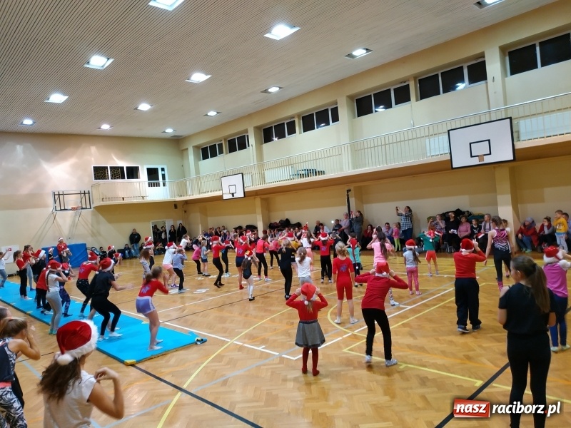 Zdjęcie w galerii na portalu naszraciborz.pl: Gimnastyczno-akrobatyczne spotkanie z Mikołajem w ZSOMS wiadomości z regionu