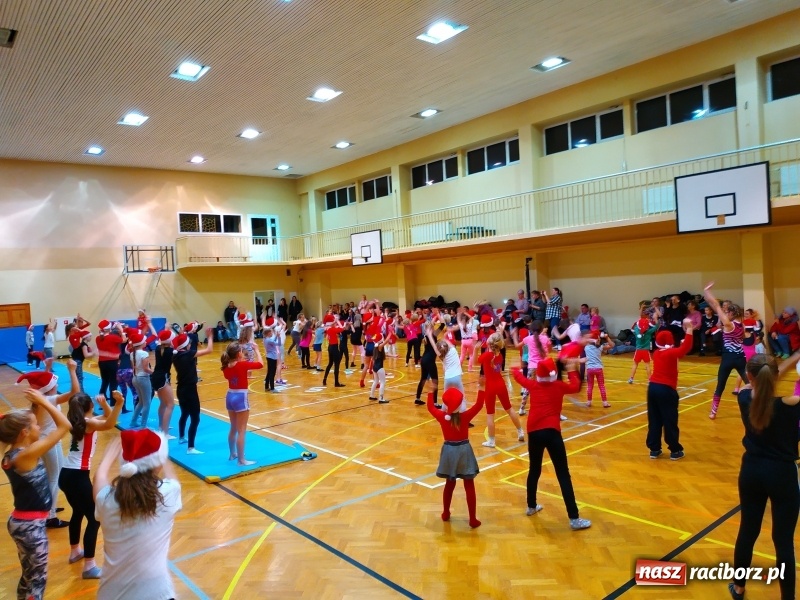 Zdjęcie w galerii na portalu naszraciborz.pl: Gimnastyczno-akrobatyczne spotkanie z Mikołajem w ZSOMS wiadomości z regionu