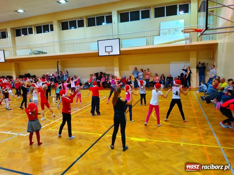 Zdjęcie w galerii na portalu naszraciborz.pl: Gimnastyczno-akrobatyczne spotkanie z Mikołajem w ZSOMS wiadomości z regionu
