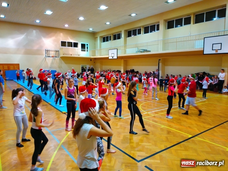 Zdjęcie w galerii na portalu naszraciborz.pl: Gimnastyczno-akrobatyczne spotkanie z Mikołajem w ZSOMS wiadomości z regionu