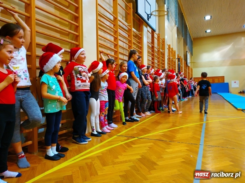 Zdjęcie w galerii na portalu naszraciborz.pl: Gimnastyczno-akrobatyczne spotkanie z Mikołajem w ZSOMS wiadomości z regionu
