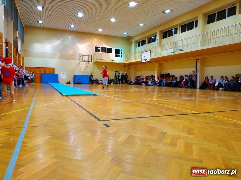 Zdjęcie w galerii na portalu naszraciborz.pl: Gimnastyczno-akrobatyczne spotkanie z Mikołajem w ZSOMS wiadomości z regionu