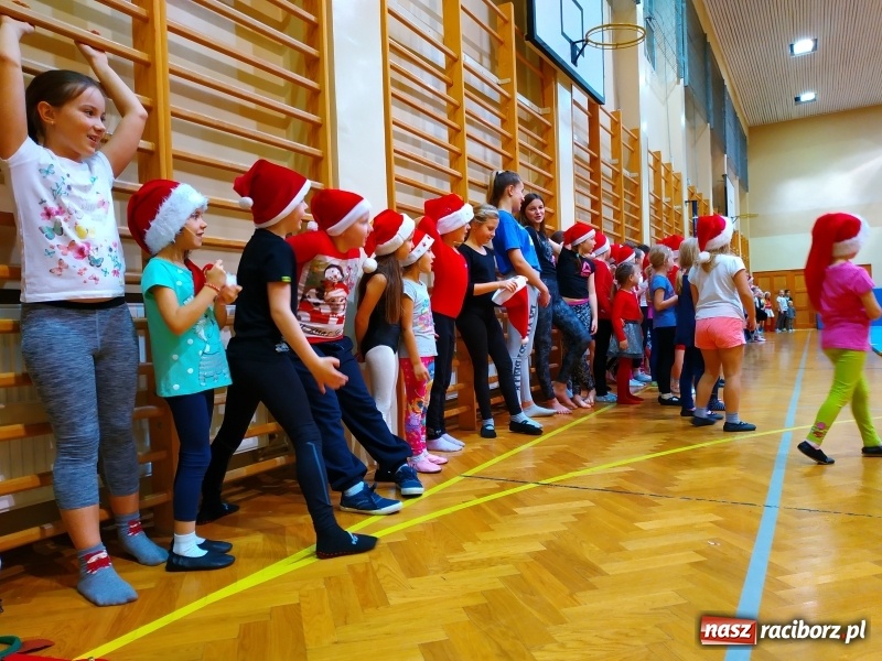 Zdjęcie w galerii na portalu naszraciborz.pl: Gimnastyczno-akrobatyczne spotkanie z Mikołajem w ZSOMS wiadomości z regionu