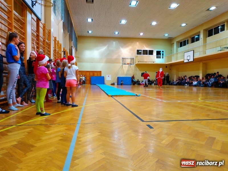 Zdjęcie w galerii na portalu naszraciborz.pl: Gimnastyczno-akrobatyczne spotkanie z Mikołajem w ZSOMS wiadomości z regionu