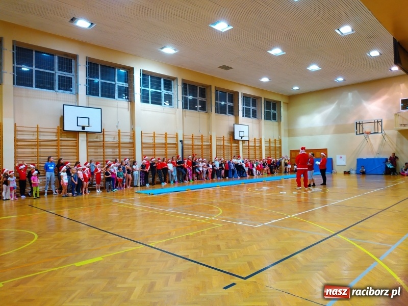Zdjęcie w galerii na portalu naszraciborz.pl: Gimnastyczno-akrobatyczne spotkanie z Mikołajem w ZSOMS wiadomości z regionu