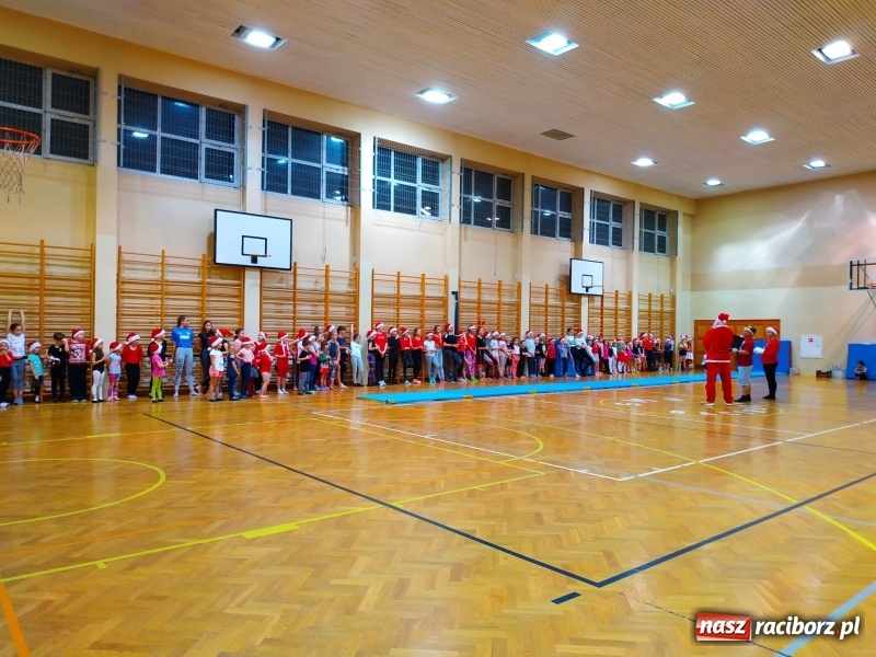 Zdjęcie w galerii na portalu naszraciborz.pl: Gimnastyczno-akrobatyczne spotkanie z Mikołajem w ZSOMS wiadomości z regionu