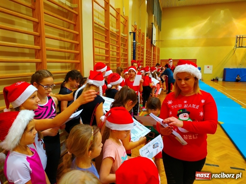 Zdjęcie w galerii na portalu naszraciborz.pl: Gimnastyczno-akrobatyczne spotkanie z Mikołajem w ZSOMS wiadomości z regionu