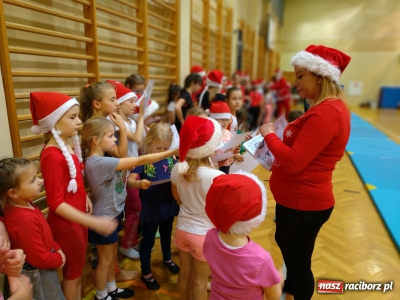 Zdjęcie w galerii na portalu naszraciborz.pl: Gimnastyczno-akrobatyczne spotkanie z Mikołajem w ZSOMS wiadomości z regionu
