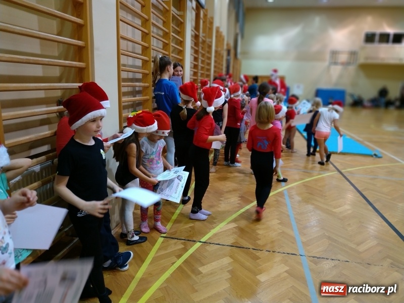 Zdjęcie w galerii na portalu naszraciborz.pl: Gimnastyczno-akrobatyczne spotkanie z Mikołajem w ZSOMS wiadomości z regionu